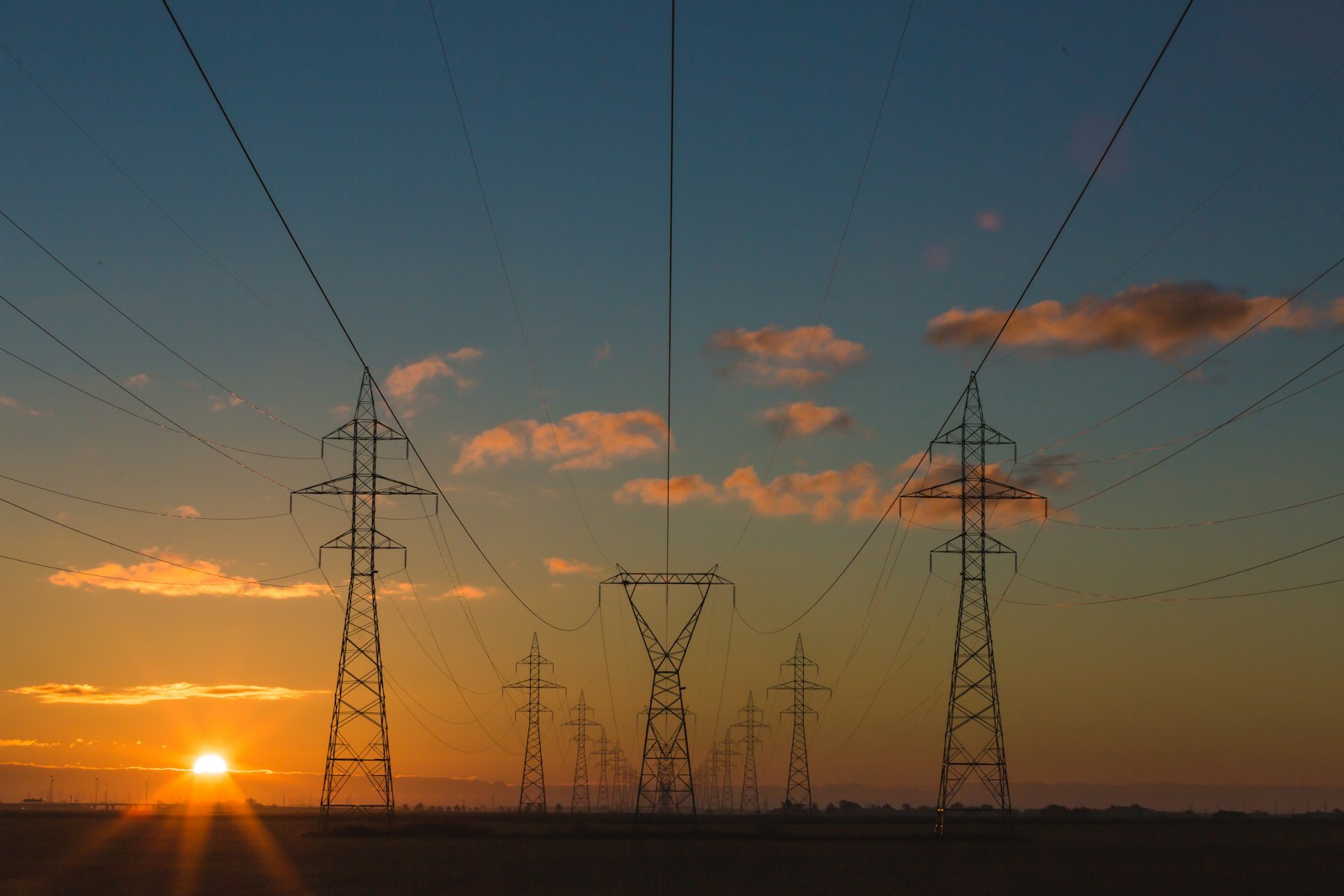 Vysoké napětí a elektrické vedení při západu slunce